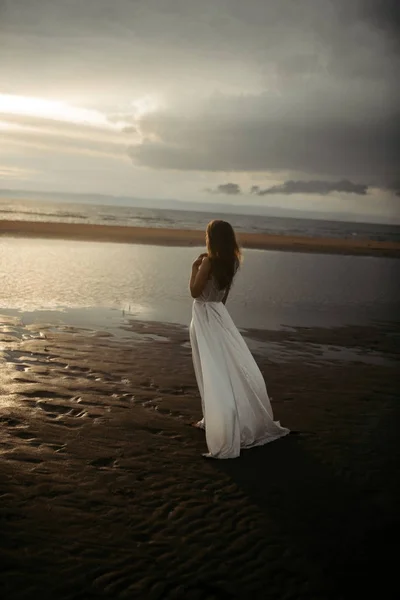 Mädchen im weißen Kleid im Meer — Stockfoto