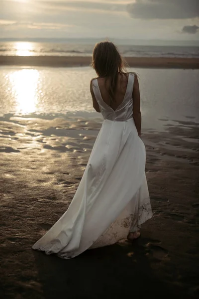 Chica en vestido blanco en el mar —  Fotos de Stock