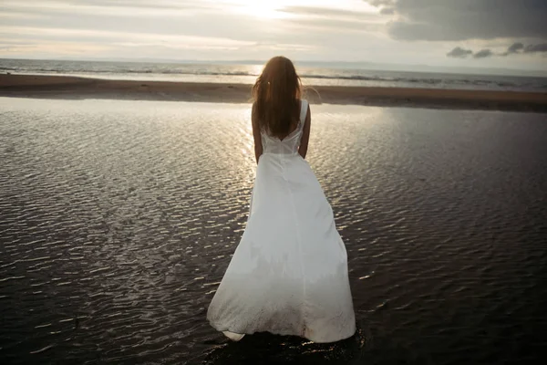 Mädchen im weißen Kleid im Meer — Stockfoto