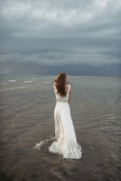 Chica en vestido blanco en el mar —  Fotos de Stock