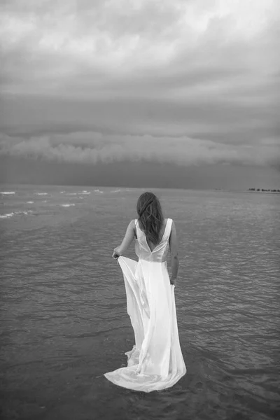 바다에서 하얀 드레스를 입고 소녀 — 스톡 사진