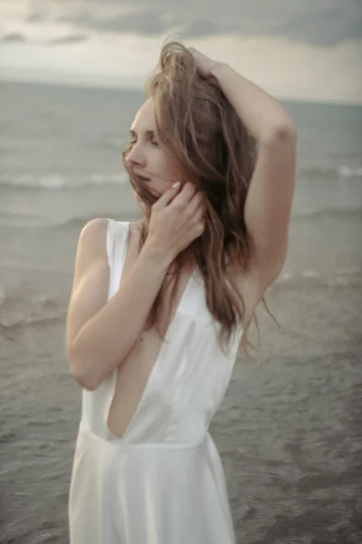 Flicka i vit klänning i havet — Stockfoto