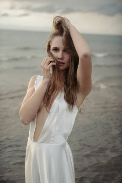 Mädchen im weißen Kleid im Meer — Stockfoto