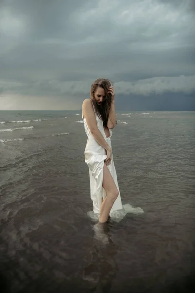 Chica en vestido blanco en el mar — Foto de Stock