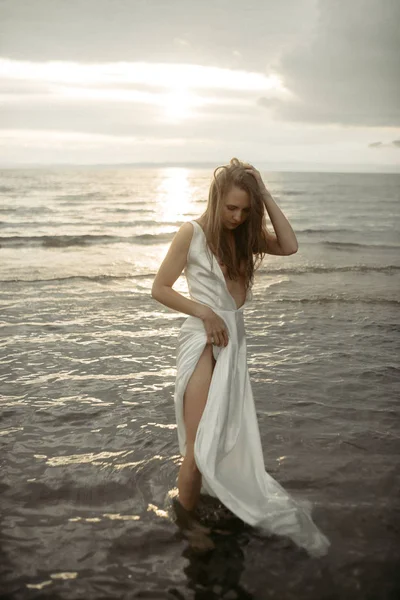 Chica en vestido blanco en el mar — Foto de Stock