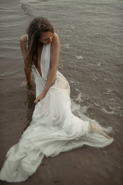 Mädchen im weißen Kleid im Meer — Stockfoto