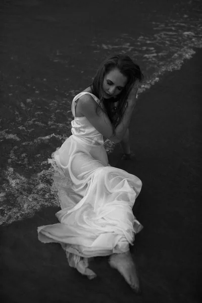 Девушка в белом платье в море — стоковое фото