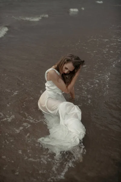 바다에서 하얀 드레스를 입고 소녀 — 스톡 사진