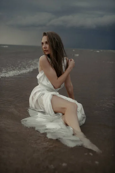 A fehér ruha a tengeri lány — Stock Fotó