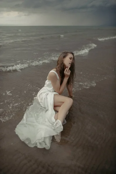 Menina em vestido branco no mar — Fotografia de Stock