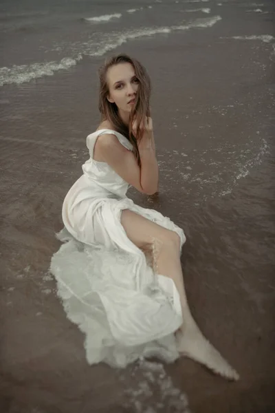 Dívka v bílých šatech v moři — Stock fotografie