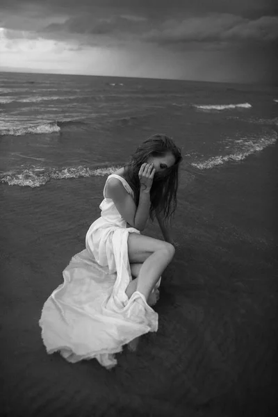 Menina em vestido branco no mar — Fotografia de Stock