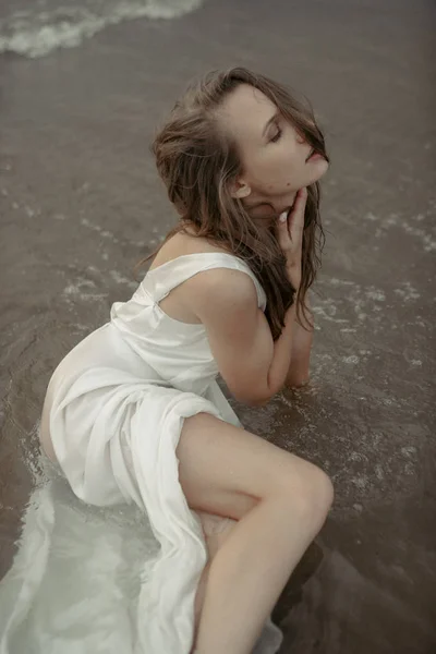 海の白いドレスの女の子 — ストック写真