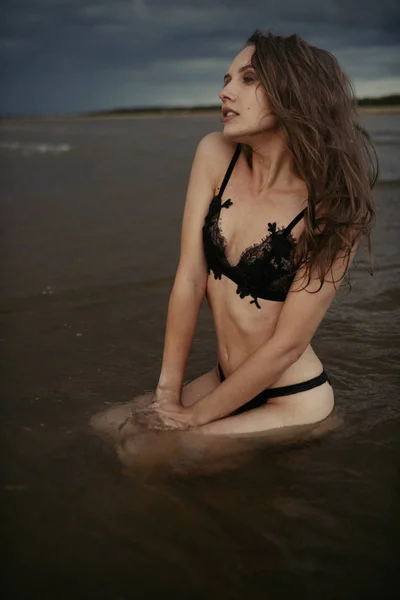 Sexy Mädchen im Meer — Stockfoto