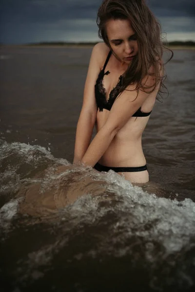 Sexy dívka v moři — Stock fotografie
