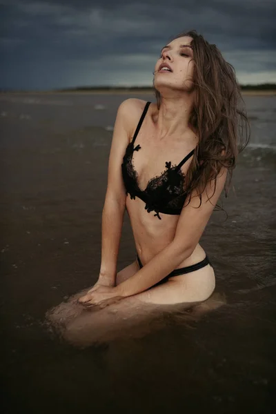 Sexy girl in sea — Stock Photo, Image