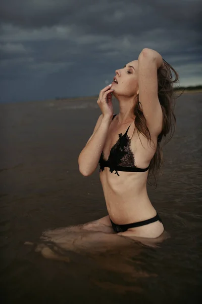 Sexy Mädchen im Meer — Stockfoto