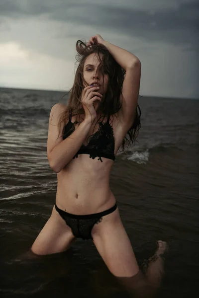 性感的女孩，在海中 — 图库照片