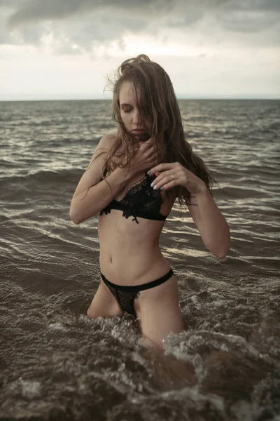 Sexy girl in sea — Stock Photo, Image