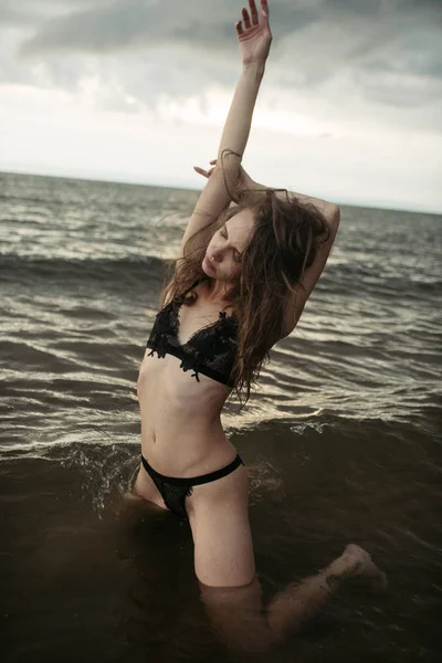 Sexy girl in sea — Stock Photo, Image