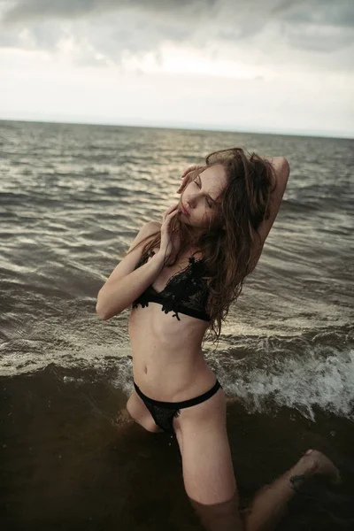 Sexy meisje in de zee — Stockfoto