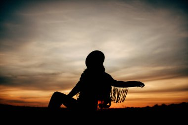 gün batımında kız silüeti