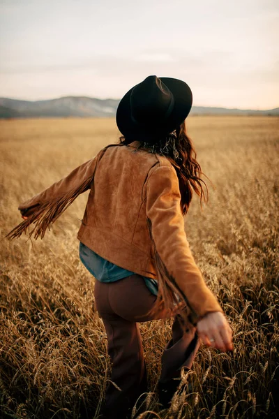 フィールドでの遊牧民の少女 — ストック写真