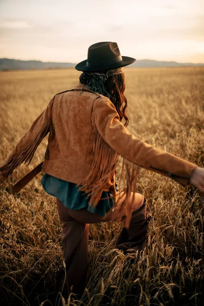 Nômades menina no campo — Fotografia de Stock