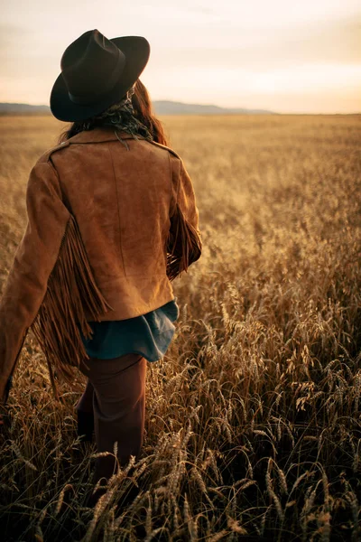 Nomads girl in field — Stock Photo, Image
