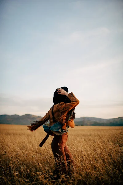 Nomaden Mädchen im Feld — Stockfoto