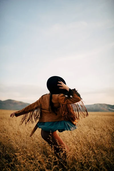 Nômades menina no campo — Fotografia de Stock