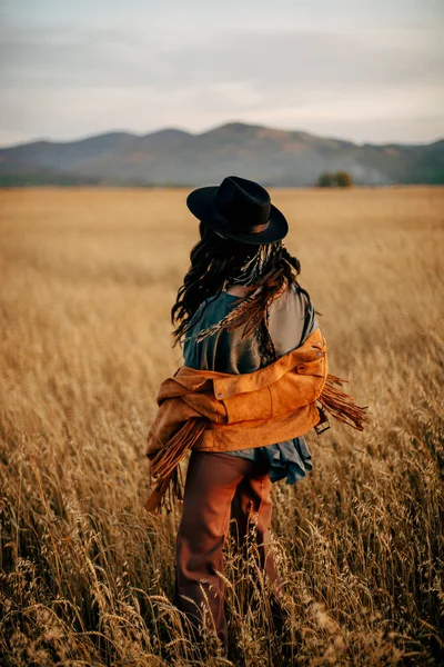 Nômades menina no campo — Fotografia de Stock