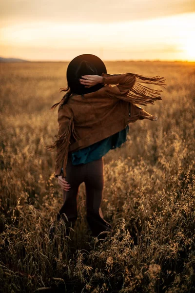 Nômades menina no campo — Fotografia de Stock