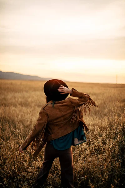 Nômades menina no campo — Fotografia de Stock