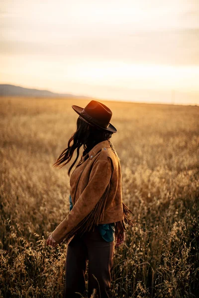 Мбаппе рекламирует девушку в поле — стоковое фото