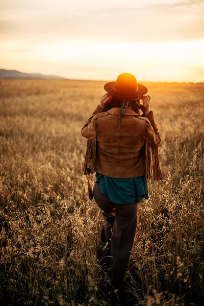 Мбаппе рекламирует девушку в поле — стоковое фото