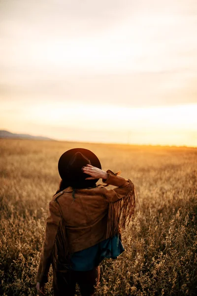 Nomads girl in field — Stock Photo, Image