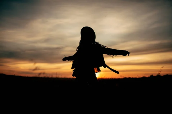 Silhueta de menina ao pôr do sol — Fotografia de Stock