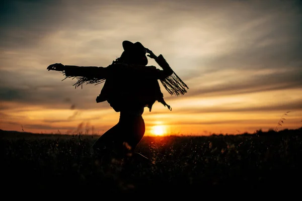 Silhueta de menina ao pôr do sol — Fotografia de Stock