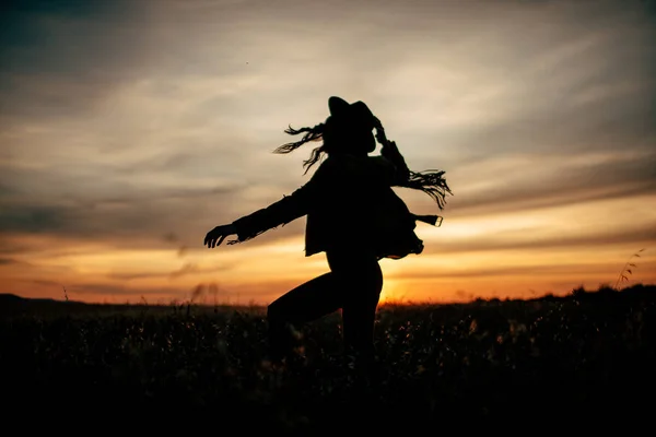 Silhueta de menina ao pôr do sol — Fotografia de Stock