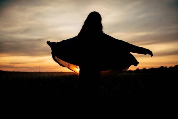 Silhueta de menina ao pôr do sol — Fotografia de Stock