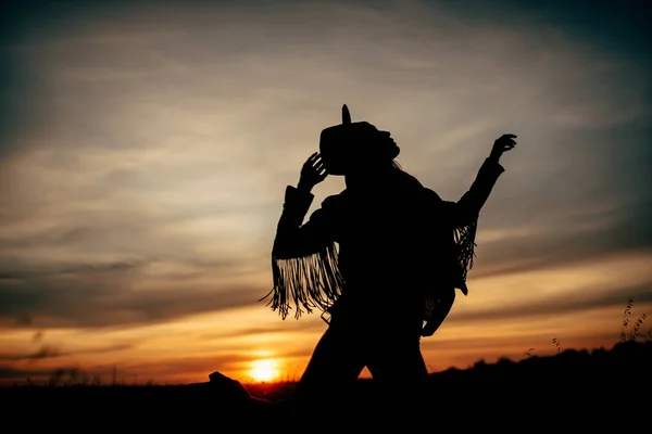 Silhueta de menina ao pôr do sol — Fotografia de Stock