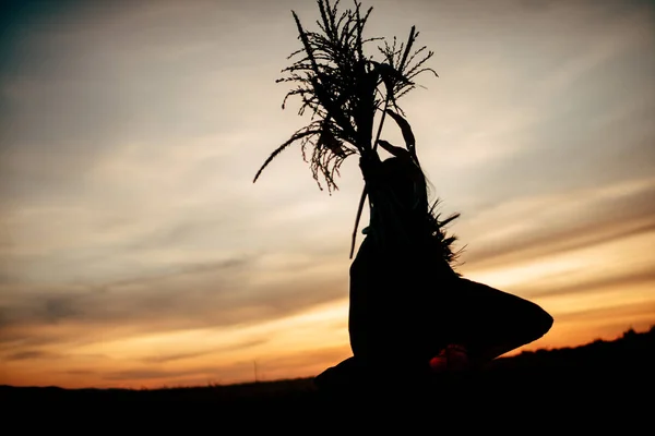 Silhueta de menina ao pôr do sol — Fotografia de Stock