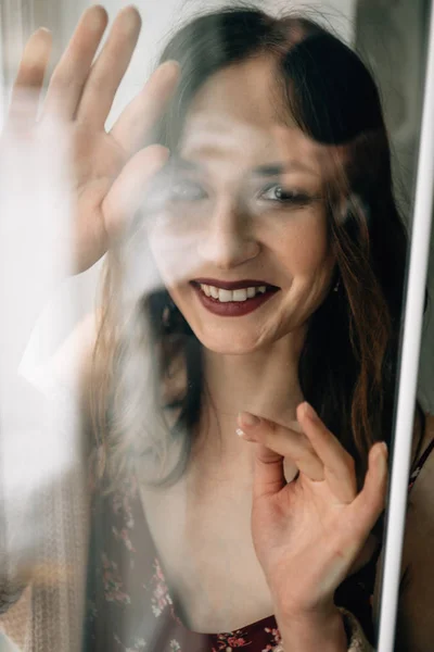 Attraktive Frau Mit Schönem Make Posiert Hinter Glas — Stockfoto