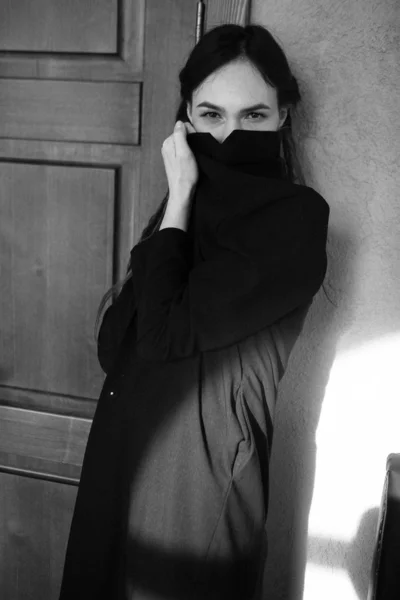 Aantrekkelijke Brunette Vrouw Mode Stijl Kleding Poseren Buurt Van Houten — Stockfoto