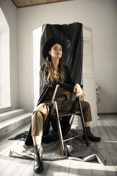 Attraktive Brünette Frau Modischer Kleidung Sitzt Auf Stuhl Und Posiert — Stockfoto