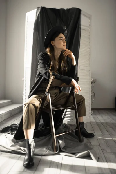 Attraktiv Brunett Kvinna Mode Stil Kläder Sitter Stol Och Poserar — Stockfoto