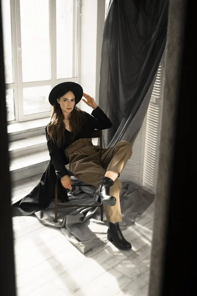 Jolie Femme Brune Dans Des Vêtements Style Mode Assis Sur — Photo