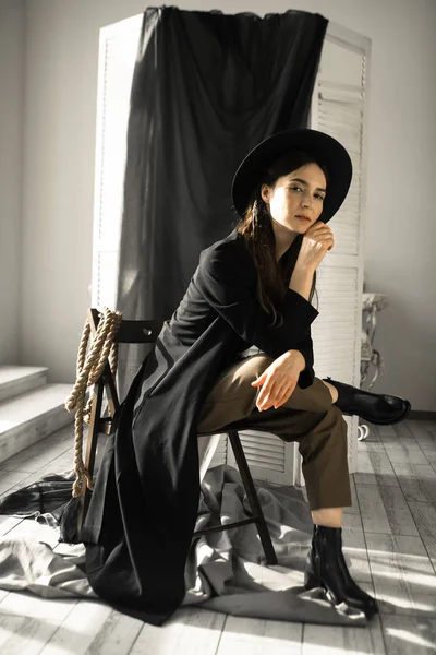 Aantrekkelijk Brunette Vrouw Mode Stijl Kleding Zitten Stoel Poseren Studio — Stockfoto