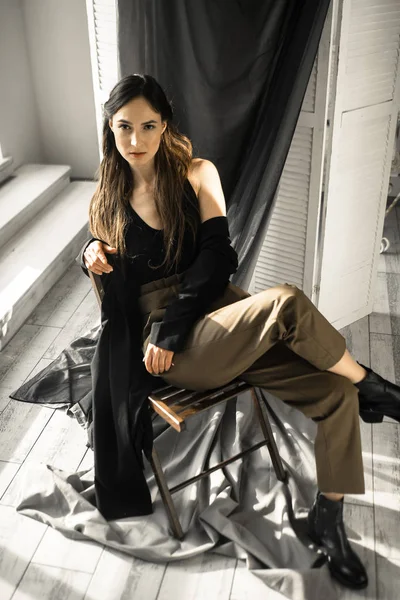 Atractiva Mujer Morena Ropa Estilo Moda Sentado Silla Posando Estudio —  Fotos de Stock